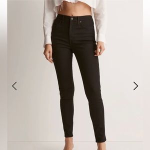 Madewell Roadtripper Skinny Jeans in Black